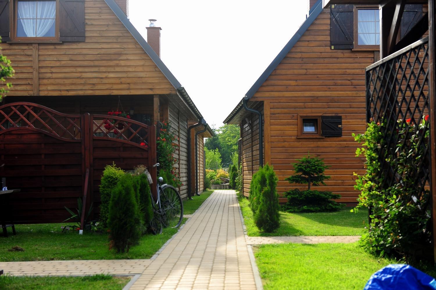 Caloroczne Domki Nad Morzem I Jeziorem Jezierzany ภายนอก รูปภาพ